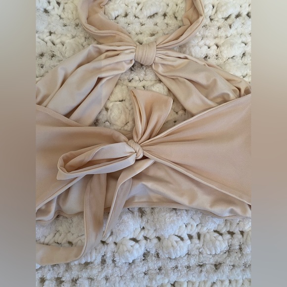 Oh Polly Bound By Love cropped backless halter top in ivory - Picture 8 of 10